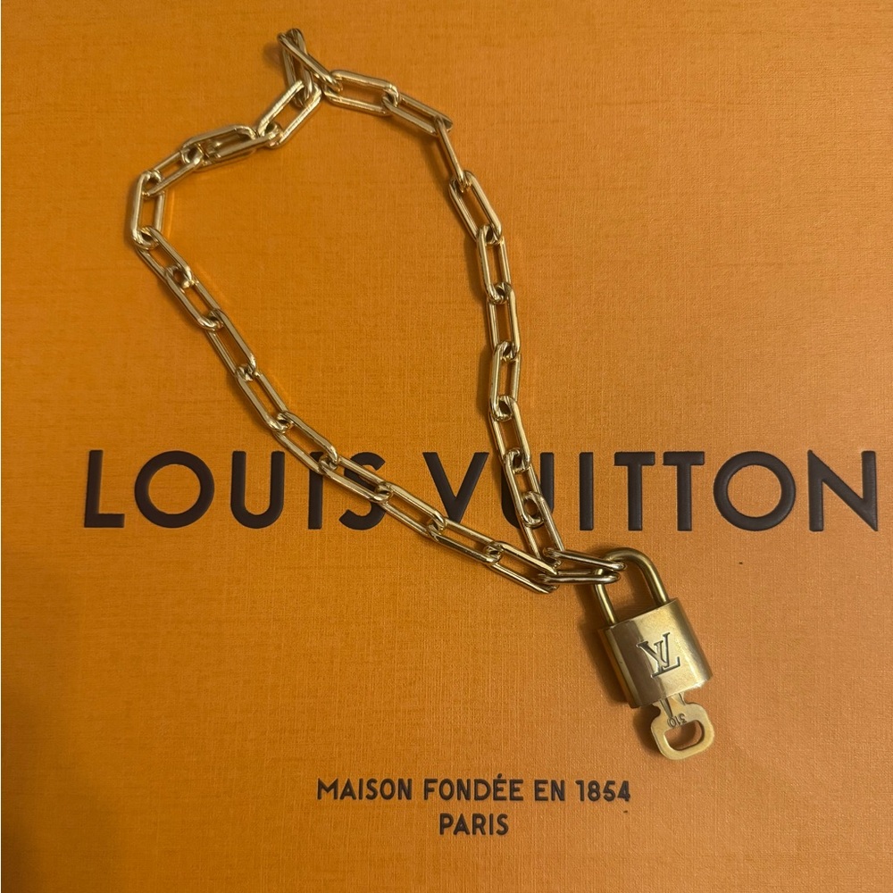 LOUIS VUITTON LOCK NECKLACE GOLD